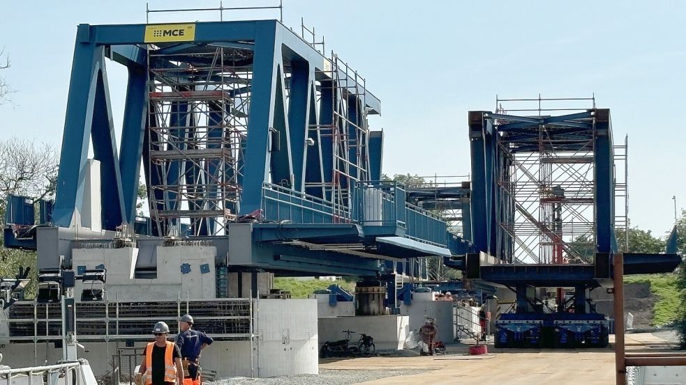 Mittlerweile sind drei Brückenteile per Schwimmkran von Papenburg aus zur Großbaustelle der neuen Friesenbrücke geliefert worden. Es sind Teile für die sogenannte Vorlandbrücke auf Westoverledinger Seite. Foto: Ammermann