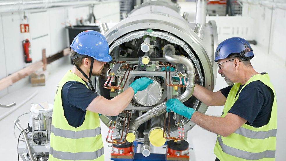 Riesige Magnete müssen mit Kränen in die Tiefe gelassen werden. Foto: Arne Dedert/dpa