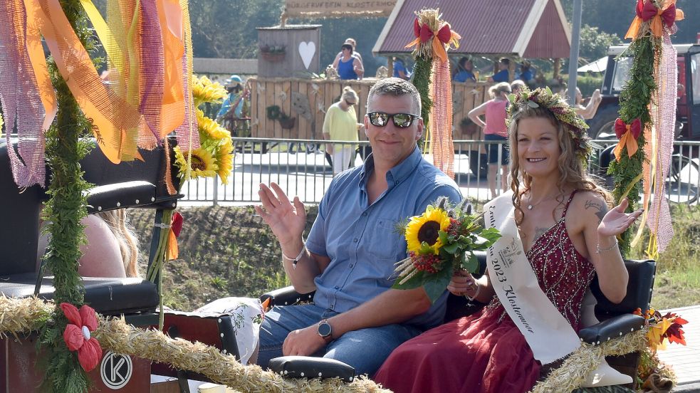 Erntekönigin Sabrina Herlyn fuhr mit ihren Begleitern in einer Kutsche beim großen Erntedankumzug in Klostermoor mit. Archivfoto: Zein