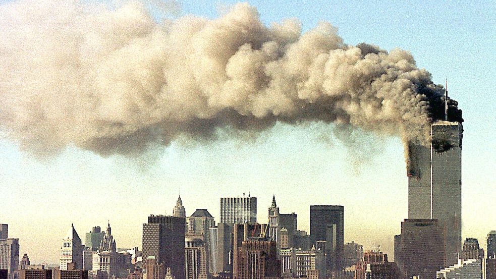 Blick auf Manhattan am 11. September 2001, als Terroristen zwei entführte Passagierflugzeuge ins World Trade Center steuerten. (Archivbild) Foto: picture alliance / dpa