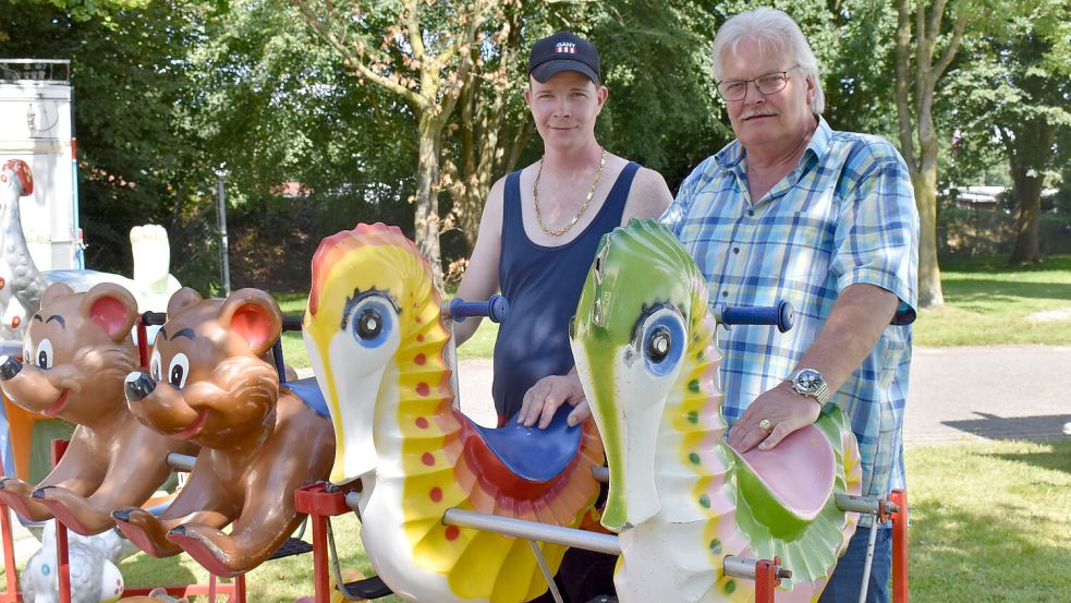 Der Schaustellerbetrieb von Joachim Lüdeking (rechts) und seinem Sohn Rico aus Filsum betreibt einen Großteil der Buden und Fahrgeschäfte auf dem Schützenfest beim Idasee in Idafehn. Foto: Zein