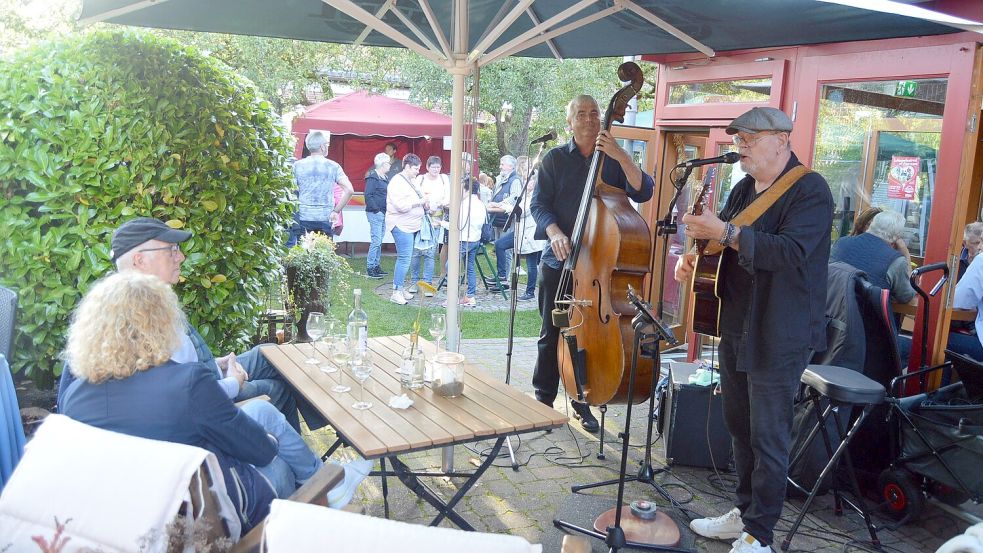 Musik darf beim Weinfest im Garten des Holter Wienkeller nicht fehlen. Foto: Weers