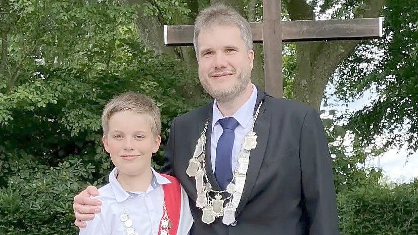 Vater und Sohn: Kinderkönig Moritz Kohnen mit Schützenkönig Stefan Kohnen. Fotos: Schützenverein Börgermoor