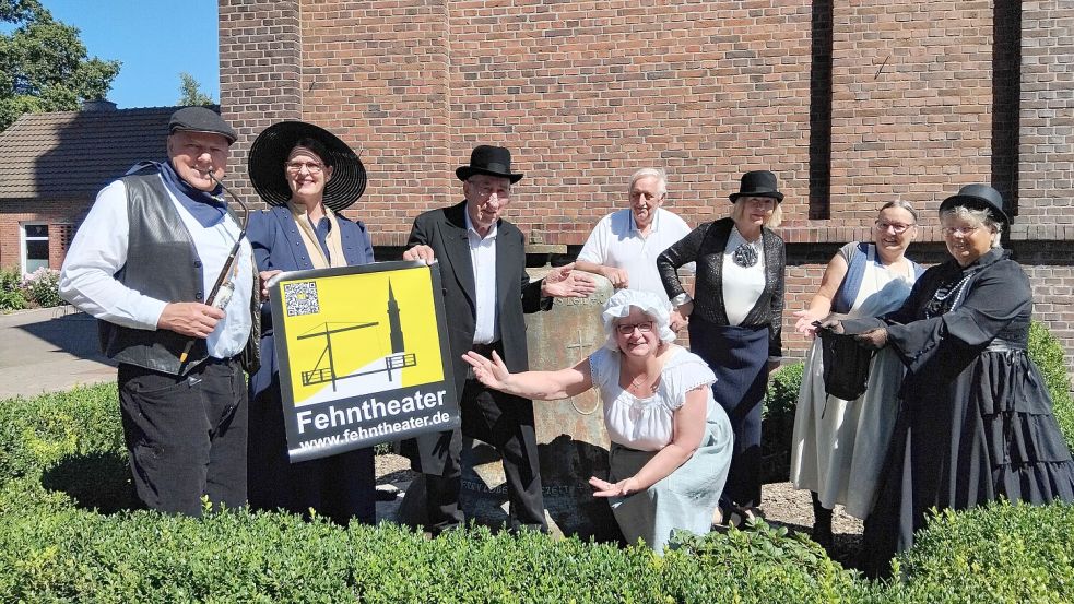 Harm Evers (Beurtschipper Freerk, von links), Ondra Schilling, Hartmut Hauer, Heike Heselmeyer, Wilhelm Roßbach (Förderverein Tourismus), Ursula Hackmann, Monika Hauer und Elvira Duken freuen sich auf das neue Fehnpadd.