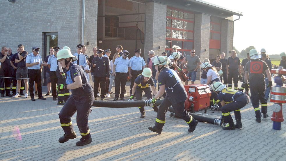 Spannende Wettkämpfe lieferten sich die Feuerwehren beim Schnelligkeitswettkampf in Holterfehn. Foto: Weers