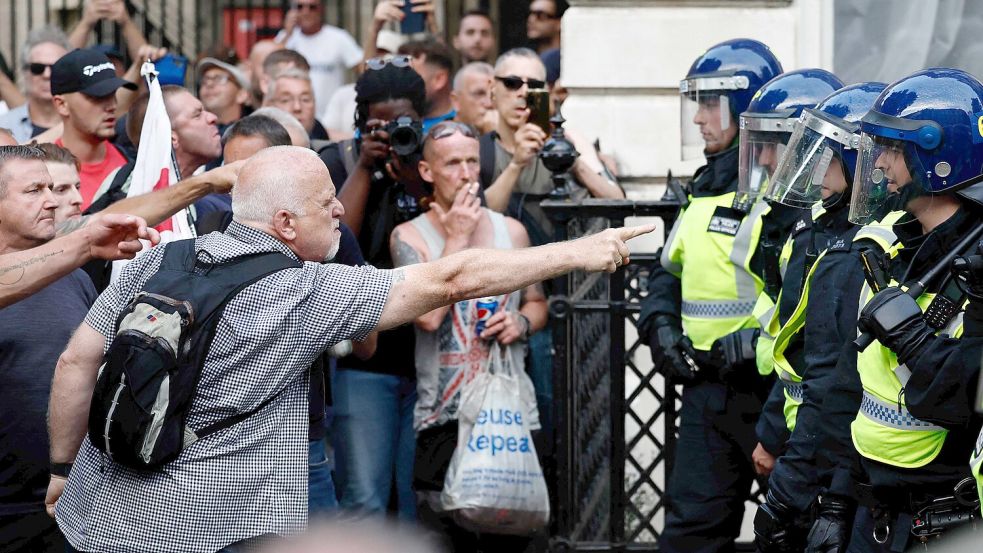 In London demonstrierten tausende „Genug ist genug“ und „Stoppt die Boote“. Foto: AFP/BENJAMIN CREMEL