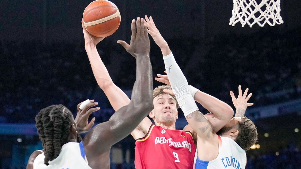 Deutschlands Basketballer um NBA-Star Franz Wagner (Mitte) sind nicht zu stoppen. Foto: Mark J. Terrill/AP