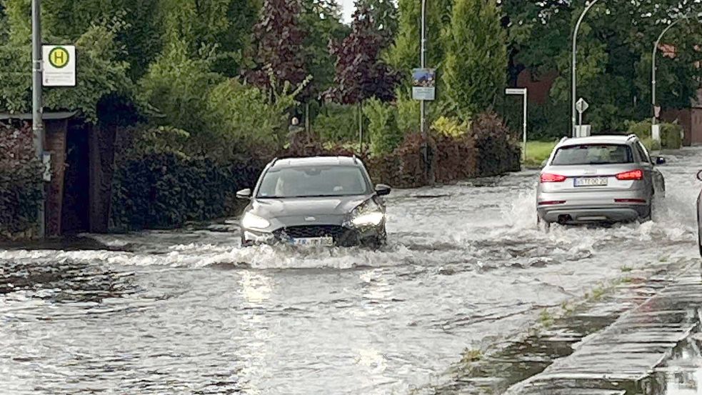 Die Hauptstraße in Vreschen-Bokel stand komplett unter Wasser. Foto: Leonhard.