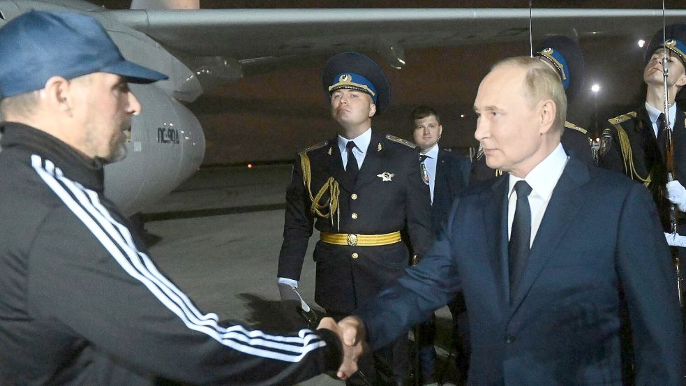 Der verurteilte Mörder Wadim Krassikow (l) wurde am Flughafen von dem russischen Präsidenten Wladimir Putin (r) empfangen. Foto: Mikhail Voskresensky/Sputnik Kremlin Pool via AP/dpa