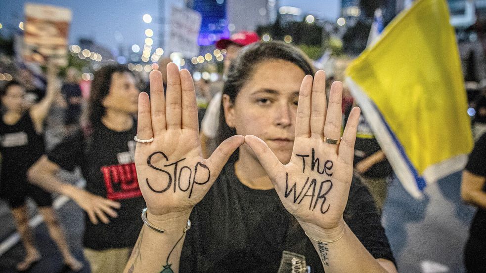 „Stop the war“ - Stoppt den Krieg: Angehöriger von israelischen Geiseln der Hamas demonstrieren in Tel Aviv gegen ihren eigenen Premierminister Benjamin Netanjahu. Foto: IMAGO/Eyal Warshavsky