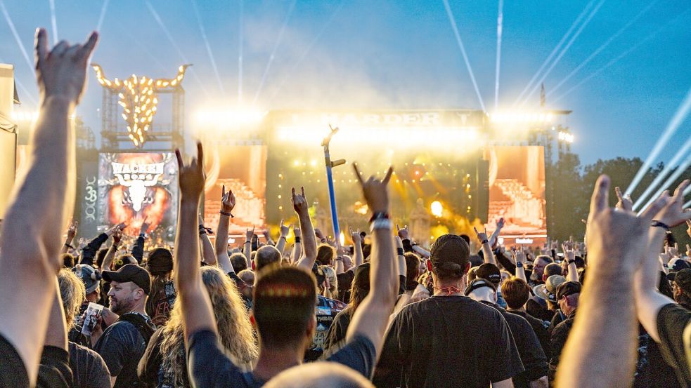 Bis in die Nacht haben Metalfans in Wacken gefeiert. Foto: Axel Heimken/dpa