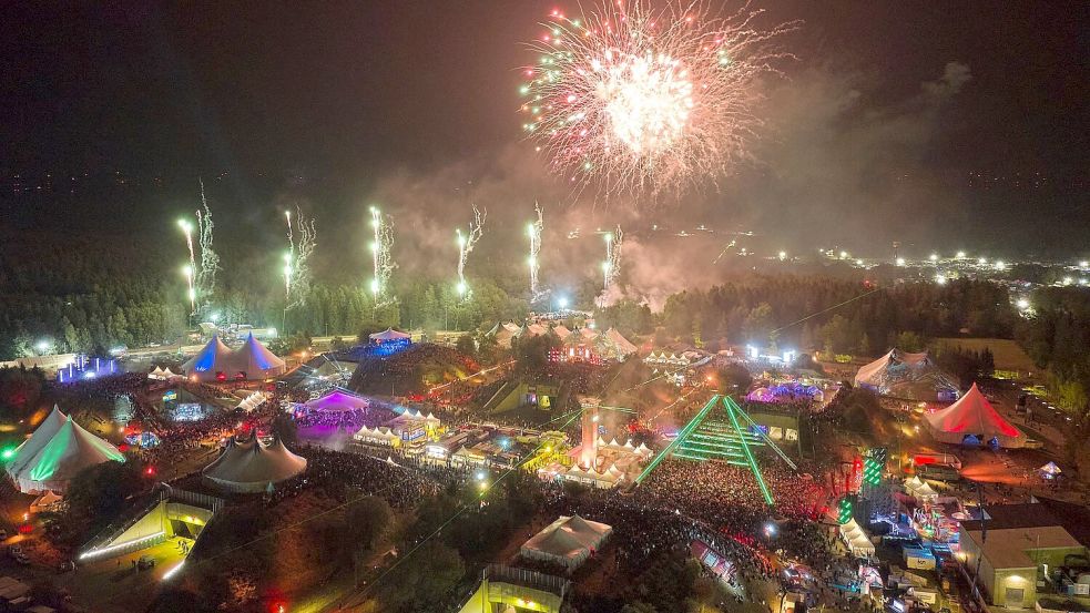 Ein Feuerwerk erleuchtet das Gelände des Technofestivals Nature One auf der ehemaligen US-Raketenbasis Pydna. Foto: Thomas Frey/dpa