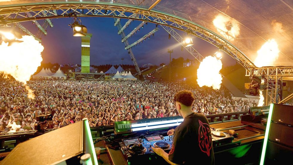 DJ Bennet legt beim Technofestival Nature One auf. Foto: Thomas Frey/dpa