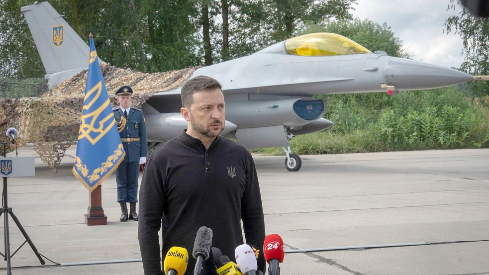 Selenskyj stellt ukrainische Kampfjets vom Typ F-16 vor. Foto: Efrem Lukatsky/AP/dpa