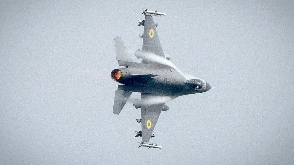 Kampfjets vom Typ F-16 mit ukrainischen Markierungen. Foto: Efrem Lukatsky/AP/dpa