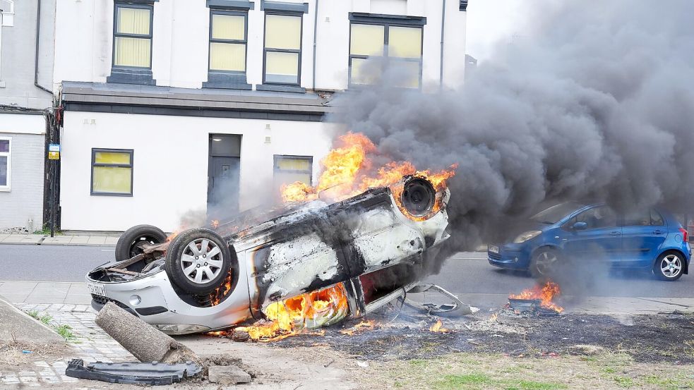 In Middlesbrough wurde ein Auto angezündet. Foto: Owen Humphreys/PA Wire/dpa