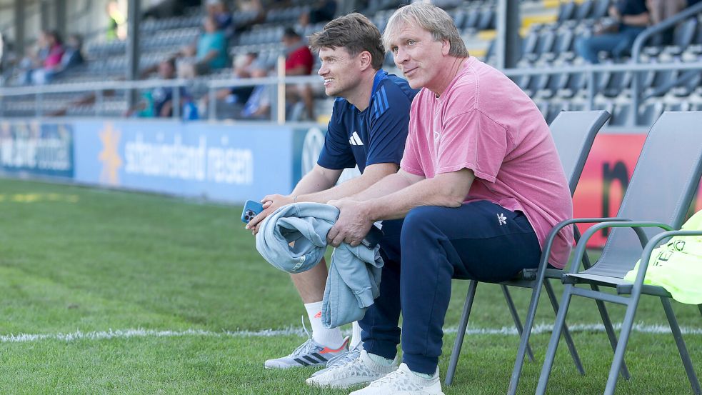 Gute Kumpels: Emdens Sportlicher Leiter Henning Rießelmann und Ex-Bundesliga-Spieler Ansgar Brinkmann sind in nahegelegenen Orten aufgewachsen.