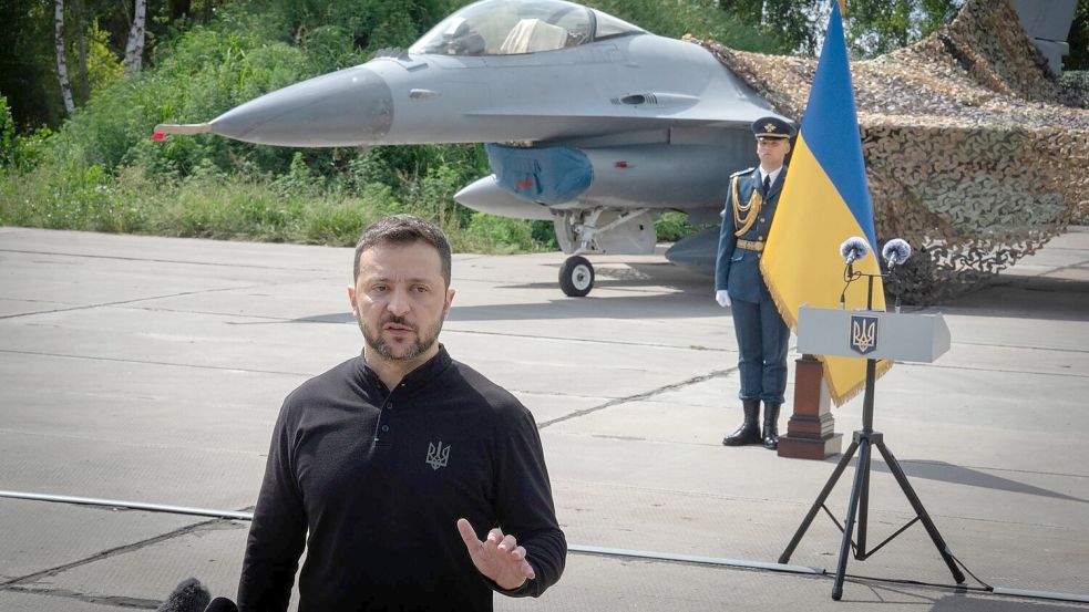 Präsident Wolodymr Selenskyj feiert die Kampfjets als wichtigen Beitrag zur Selbstverteidigung. Foto: Efrem Lukatsky/AP/dpa