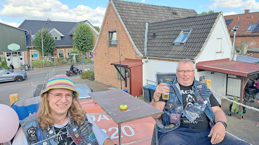 Martin Bohmann (rechts) aus Dissen hat sich seinen Traum erfüllt: ein Haus im Kult-Dorf Wacken, um beim Metal-Festival nicht mehr zelten zu müssen. Foto: Jan Iven