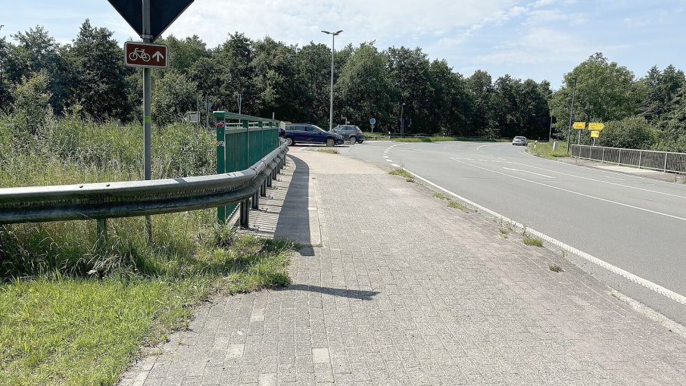 Der Radweg zwischen Ostrhauderfehn und Westrhauderfehn führt in der sogenannten Tiedeken-Kurve über das Burlage-Langholter-Tief. In dem Bereich überqueren die Radler auch die Kreuzung mit der Langholter Straße (links). Foto: Kruse