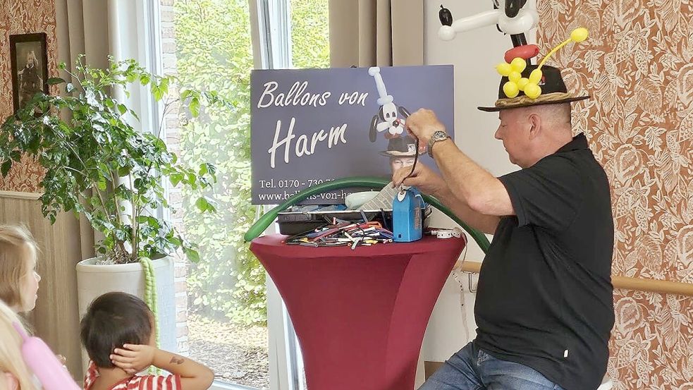 Ballonkünstler Harm Evers erfreute die jungen Besucher beim Sommerfest. Foto: privat