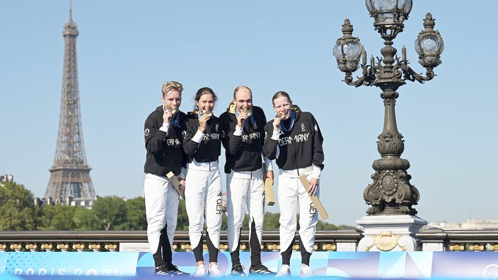 Happy End in einem wilden Spektakel: Deutsche Triathleten jubeln über Gold. Foto: Marijan Murat/dpa