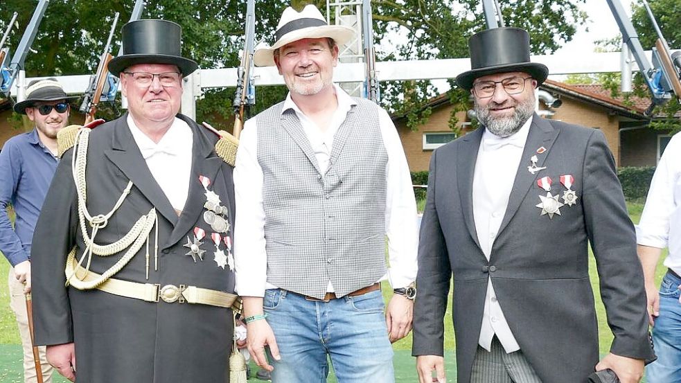 Riesenjubel: Jan Roter (Mitte) ist der neue Friesoyther Schützenkönig. General Theo Vahle und Bürgermeister Sven Stratmann gehörten zu den ersten Gratulanten. Foto: Stix