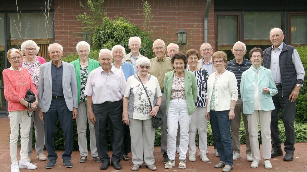 17 ehemalige Schülerinnen und Schüler der Volksschule Sedelsberg trafen sich 70 Jahre nach der Schulentlassung wieder. Fotos: Martin Pille und Archiv Pille