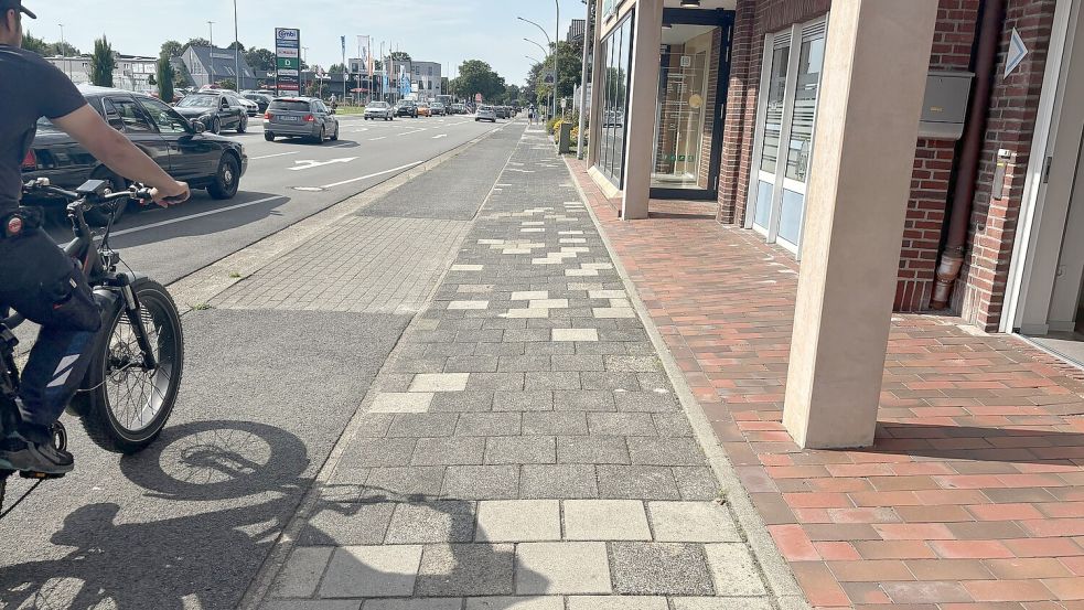 Die Radwege an der Rhauderwieke sind in einem schlechten Zustand, beklagen Leser. Foto: Kruse