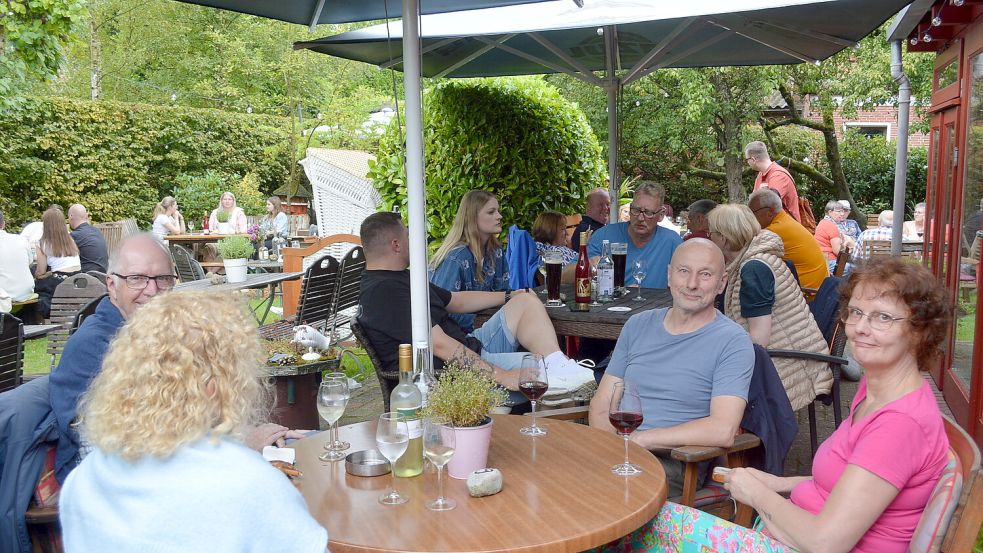 Bereits am späteren Samstagnachmittag war das Weinfest gut besucht. Foto: Weers