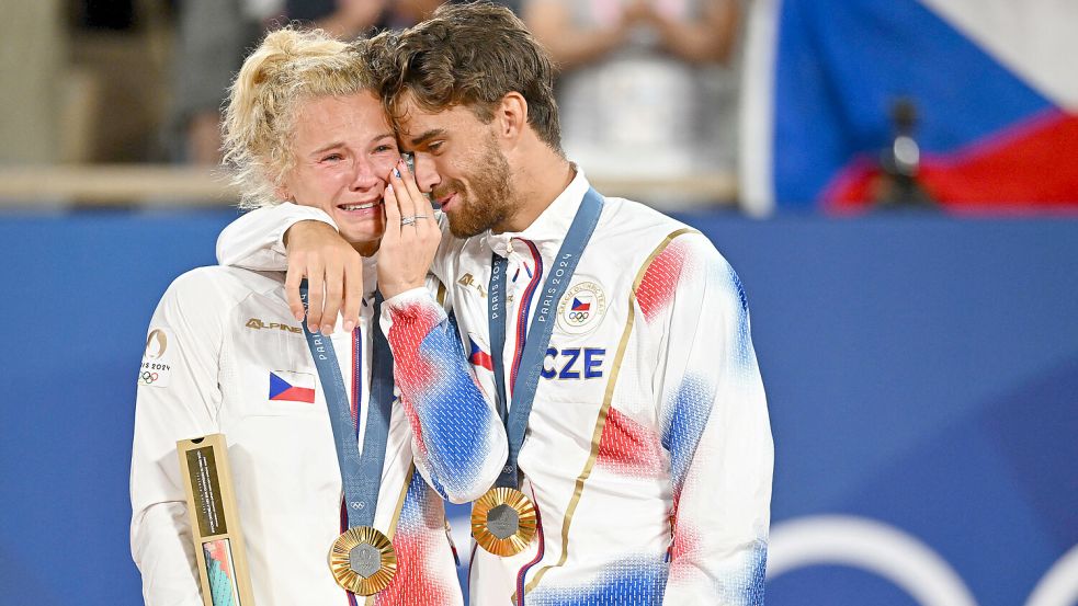 Die tschechischen Tennisprofis Katerina Siniakova und Tomas Machac umarmen sich nach ihrem Sieg im Mixed-Doppel-Finale innig. Foto: IMAGO/ABACAPRESS