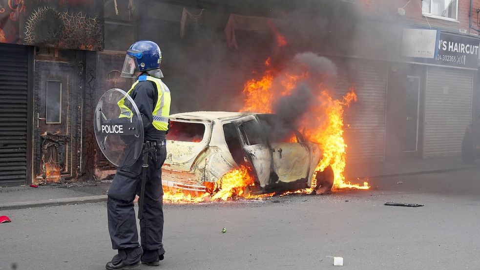 Im Zuge der Krawalle wurden auch Fahrzeuge angezündet. Foto: Owen Humphreys/PA Wire/dpa