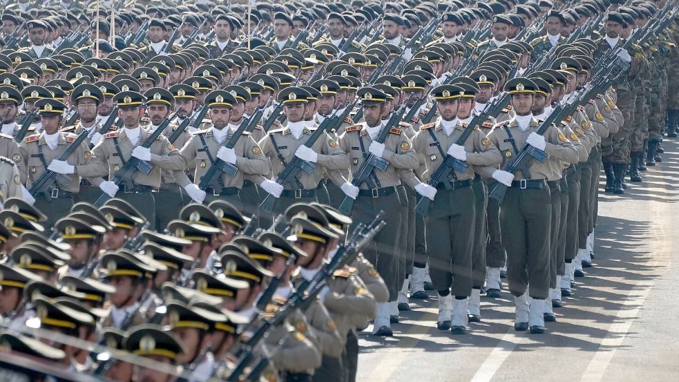 Irans Streitkräfte sehen sich für einen Krieg gegen Israel gerüstet. (Archivbild) Foto: Vahid Salemi/AP/dpa