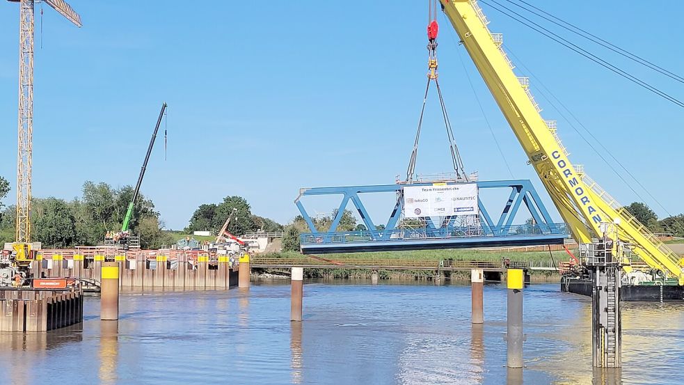 33 Meter lang ist das erste Element der Friesenbrücke. Foto: Wolters