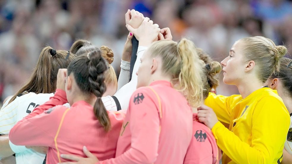 Die deutschen Handballerinnen nach dem Aus im Olympia-Viertelfinale. Foto: Brian Inganga/AP/dpa