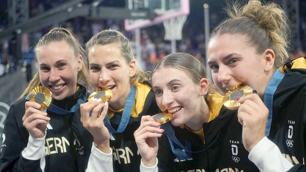 Goldener Glanz: Die 3x3-Basketballerinnen sind Olympiasieger. Foto: Maximilian Specht/dpa