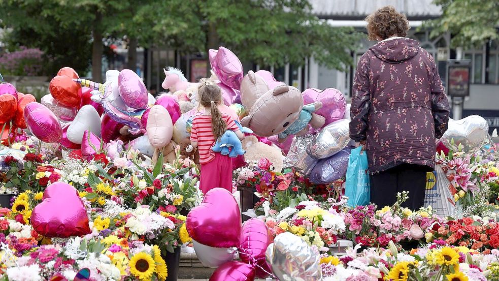 In Southport ist die Trauer über den Tod von drei Mädchen groß. Foto: Darren Staples/AP/dpa