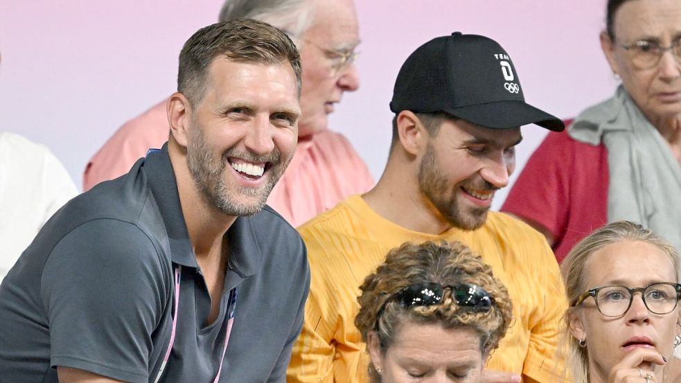 Dirk Nowitzki neben Tischtennisspieler Patrick Franziska auf der Tribüne. Die Basketball-Legende ist schon lang mit Boll befreundet. Foto: Marijan Murat/dpa