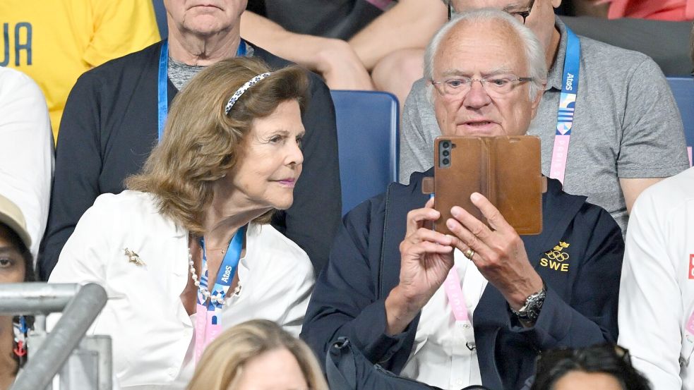 König Carl XVI. Gustaf und Königin Silvia ließen sich Bolls Abschied nicht entgehen. Foto: Marijan Murat/dpa