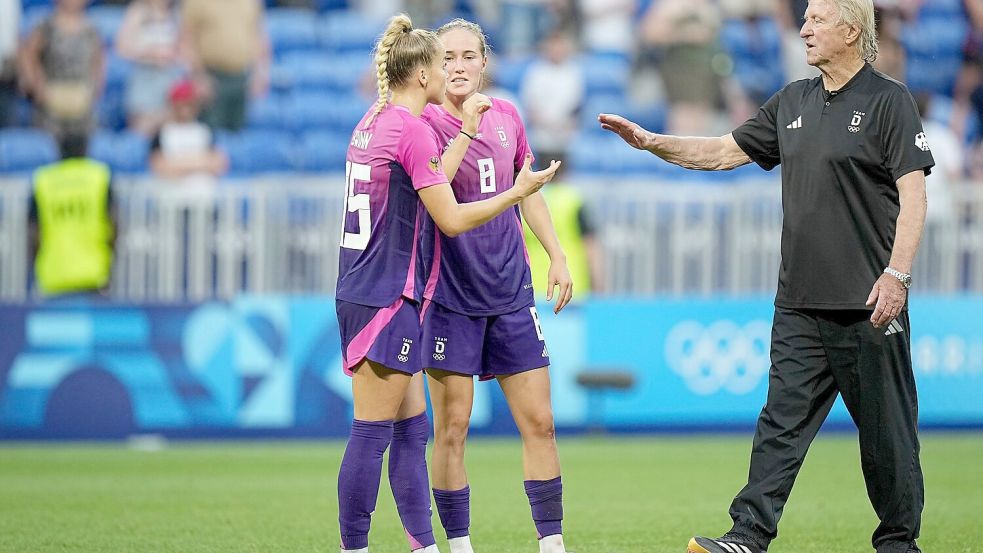 Jetzt gegen Spanien gefordert: Horst Hrubesch, Sydney Lohmann und Giulia Gwinn (von rechts). Foto: Laurent Cipriani/AP