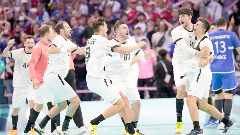 Die deutschen Handballer stehen im Olympia-Halbfinale Foto: Brian Inganga/AP/dpa