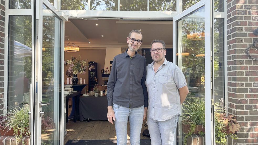 Peter und Mario Grugel posieren vor dem Leinercafé im Park. Foto: Kubassa