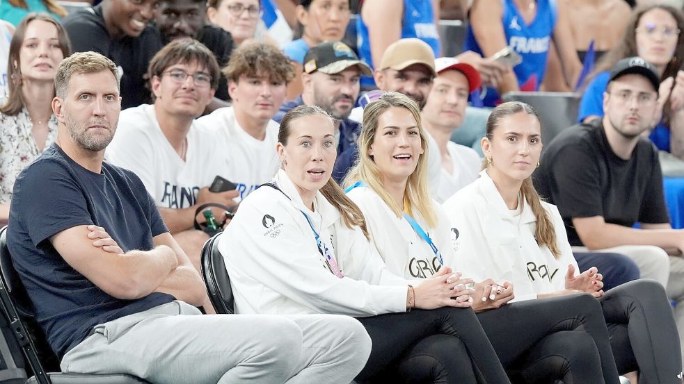 Nowitzki und die 3x3-Olympiasiegerinnen sehen Deutschlands klare Niederlage. Foto: Marcus Brandt/dpa