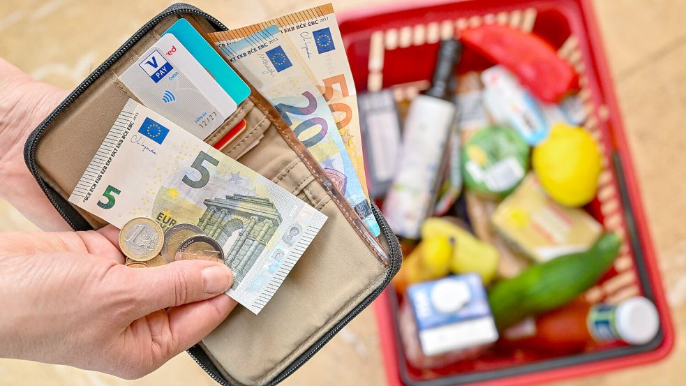 Viele Familien stehen wegen der erhöhten Preise im Supermarkt vor großen Herausforderungen. Betroffene greifen deshalb vermehrt zu Eigenmarken. Foto: Pleul/dpa