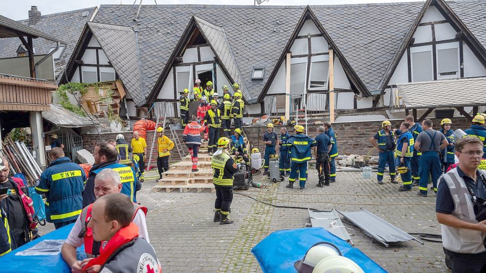 Bei dem Unglück sind zwei Menschen ums Leben gekommen. Foto: Harald Tittel/dpa