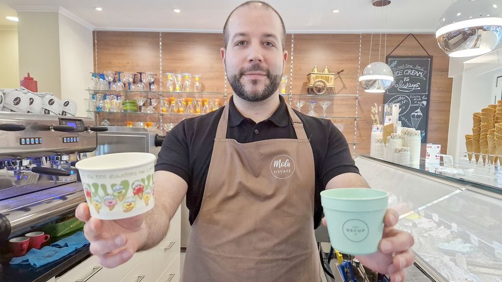 Im Bunder Eiscafé Mola bietet Marcello Giampietro Eis zum Mitnehmen in Pappbechern oder in der wieder verwendbaren Recup-Veriante an. Foto: Gettkowski