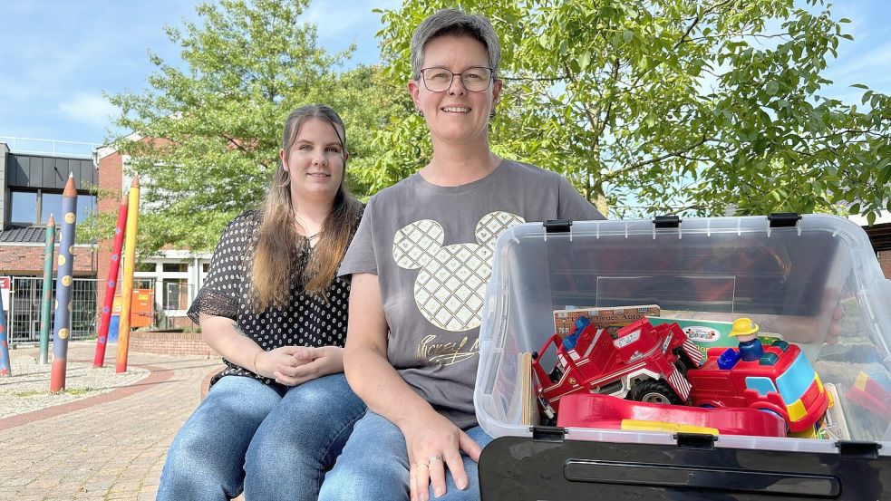 Jasmina Körte (links) und Ortsbürgermeisterin Edith Schulte sind gut vorbereitet auf den Flohmarkt in Collinghorst. Foto: Janßen