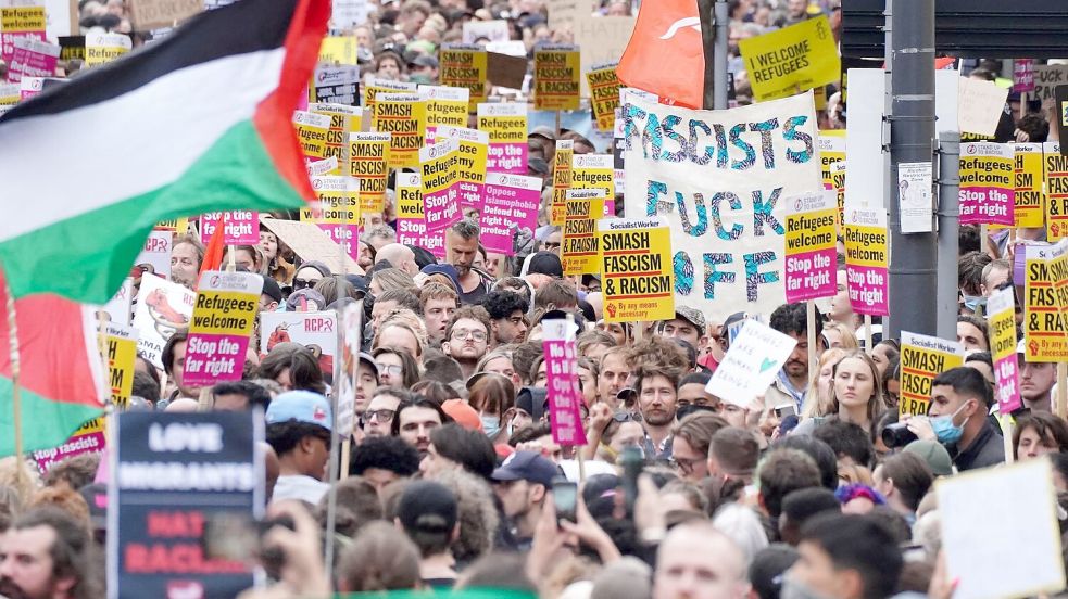 Der Organisation Stand Up to Racism zufolge gingen im ganzen Land etwa 25.000 Menschen gegen rechte Gewalt auf die Straße. (Archivbild) Foto: Pa Wire/PA Wire/dpa