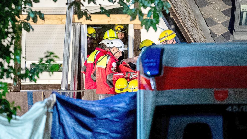 Am Abend wird die letzte Überlebende unter Applaus aus dem Hotel getragen. Foto: Laszlo Pinter/dpa