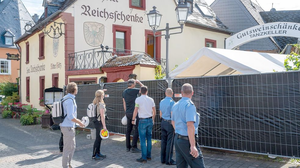 Der Gutachter schaute sich das eingestürzte Gebäude genau an. Foto: Harald Tittel/dpa